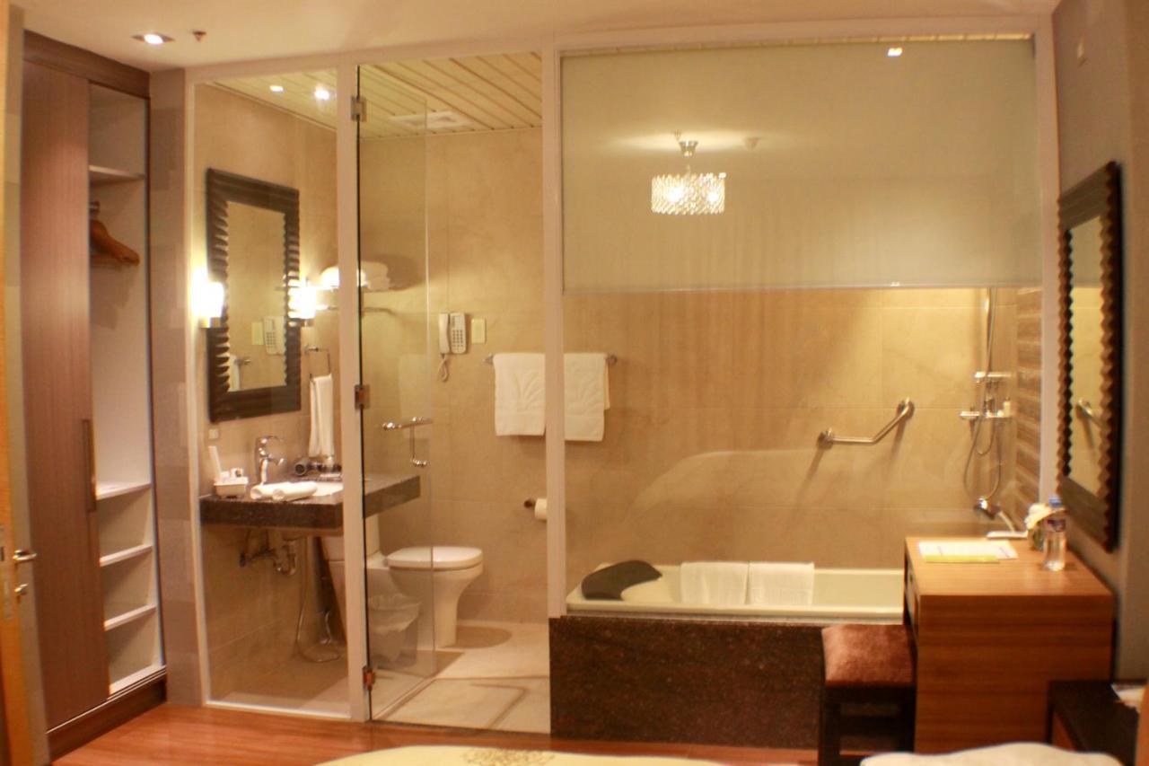 The Royal Mandaya Hotel Davao City Exteriör bild