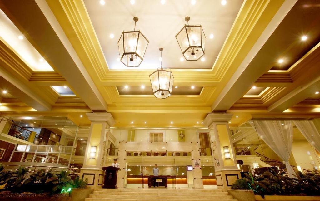 The Royal Mandaya Hotel Davao City Exteriör bild