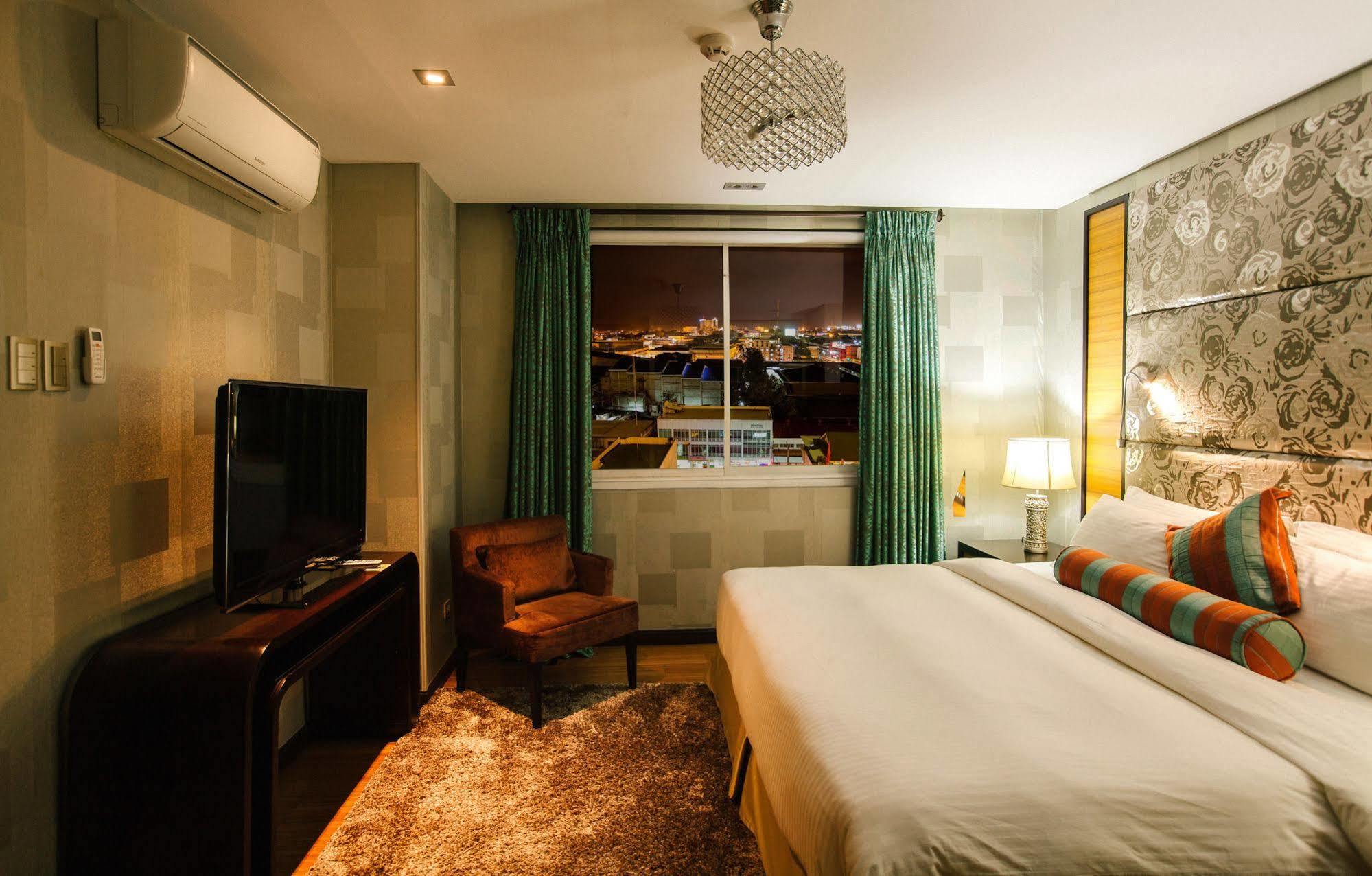 The Royal Mandaya Hotel Davao City Exteriör bild
