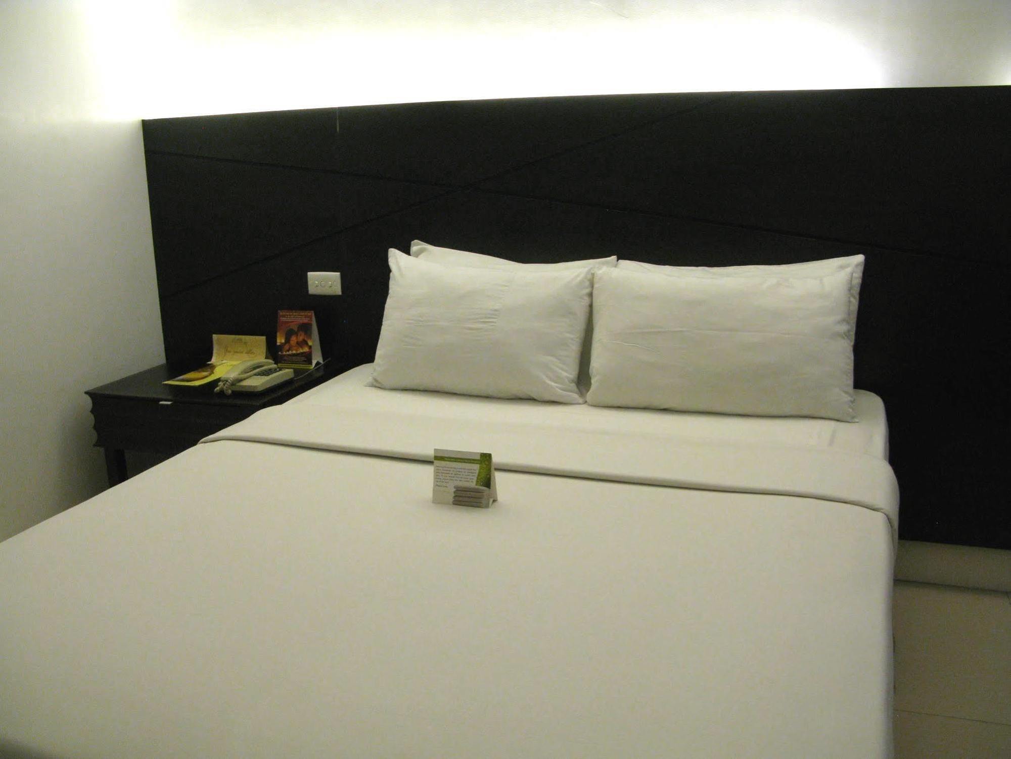 The Royal Mandaya Hotel Davao City Exteriör bild